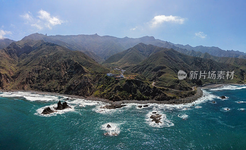 远程贝尼霍海滩(Playa de Benijo)和Roques de Anaga, Tenerife, Canary islands，西班牙。